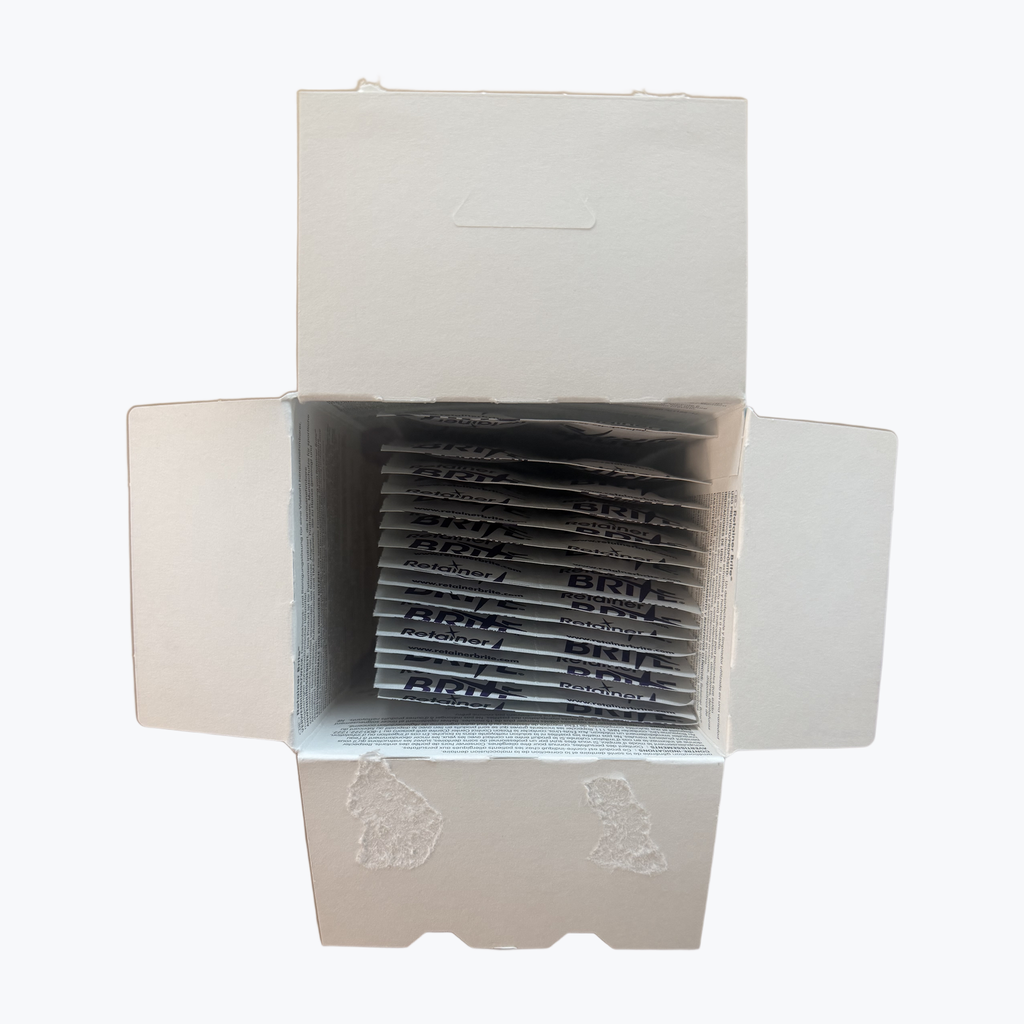 Geopende doos Retainer Brite met de sachets rechtop in de verpakking