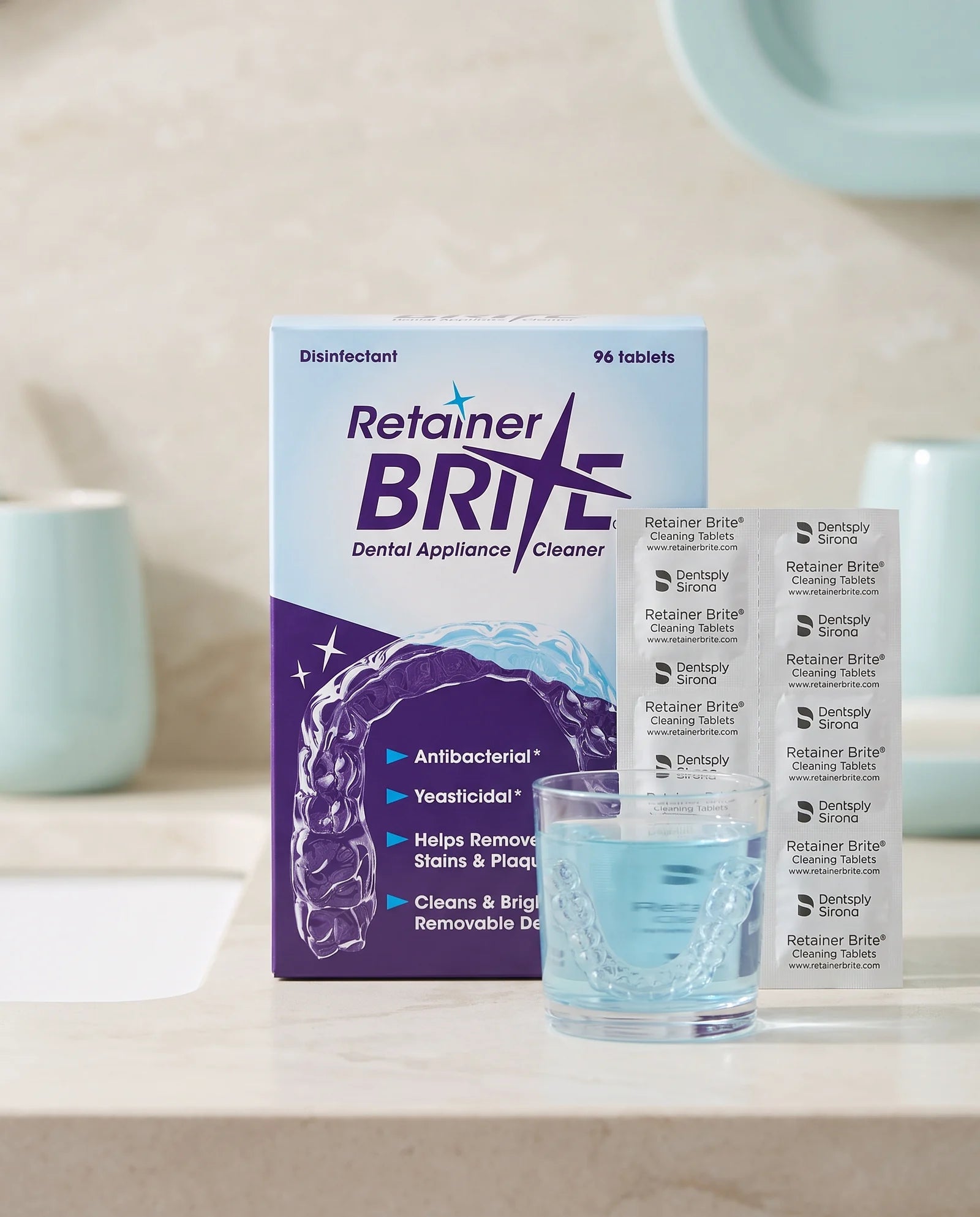 Retainer Brite doos, tablettenstrip en retainer in een glas met water